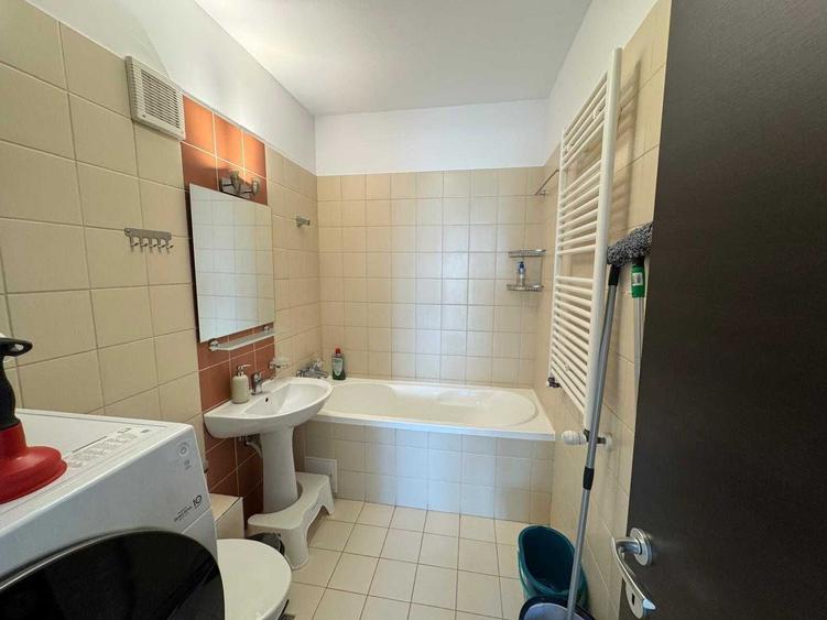 Apartament cu 3 camere semidecomandat în Titan