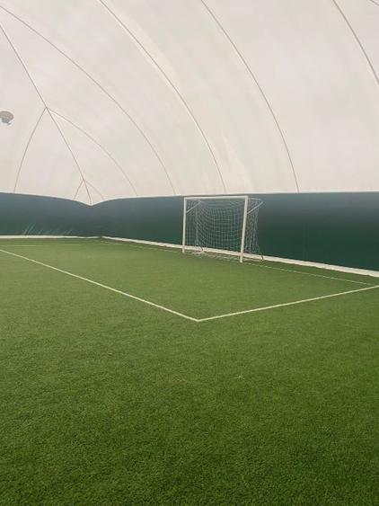 Teren de fotbal cu gazon sintetic și balon - 1