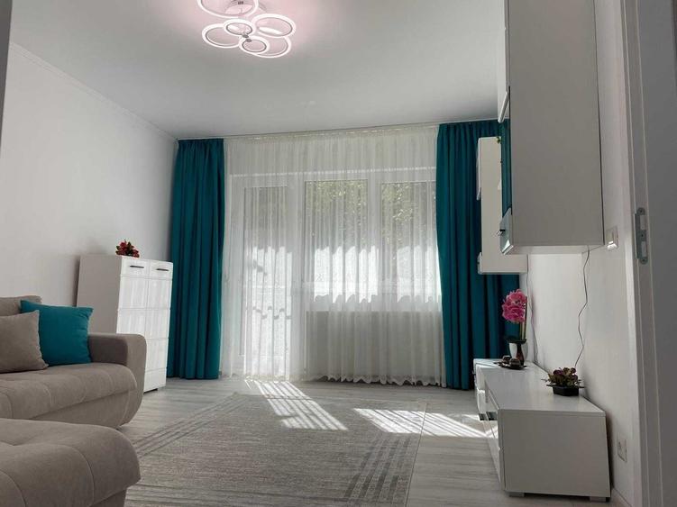 Apartament cu 3 camere semidecomandat în Apărătorii Patriei