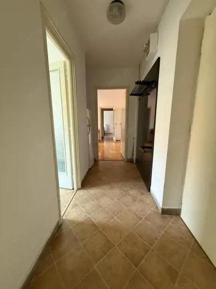 Apartament 3 camere, semidecomandat, etaj 2, 57 mp utili, zona Piata 700 - 7