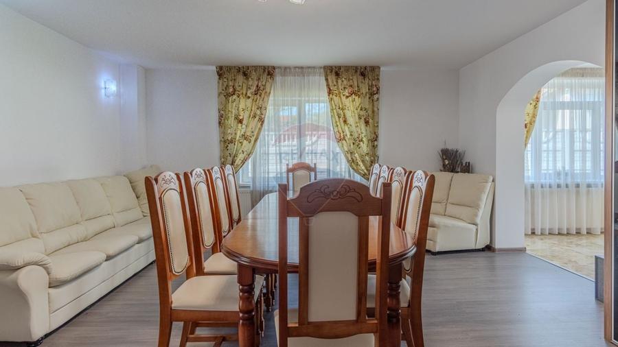 Casa / Vila cu 10 camere de vanzare in Moieciu de Jos - 1