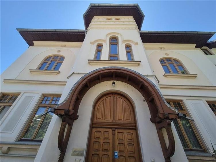 Vila interbelica renovata - de inchiriat pentru birouri - 1