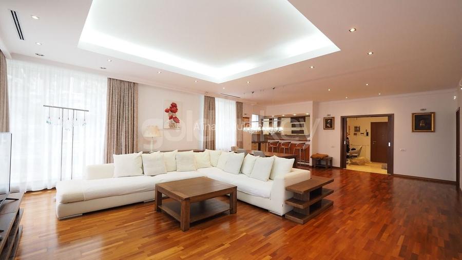 Apartament spatios cu 4 camere | mobilat | vedere libera | 2 garaje