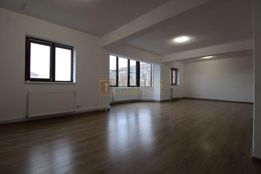 8 incaperi, 2 bai, centrala proprie, 3 locuri de parcare; Lipovei. - 3