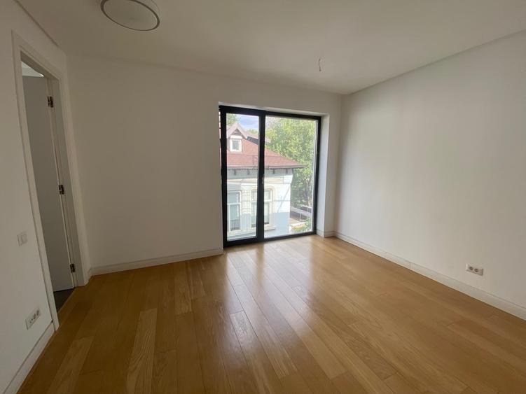 Apartament cu 3 camere semidecomandat în Cotroceni