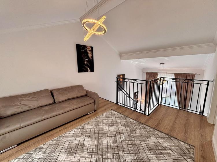 Apartament cu 5 camere decomandat în Cristian