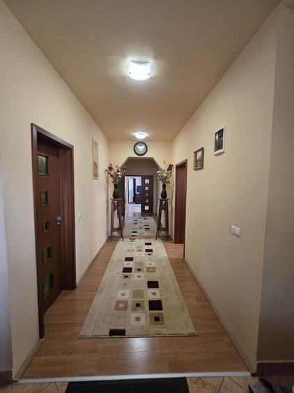 Casă Individuală cu 8 Camere și 4 Băi – de Vânzare în Ciarda Roșie - 375.000 Eur - 12