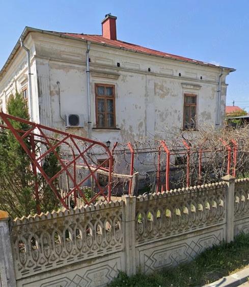 Casă cu Teren 1300 Mp în Central