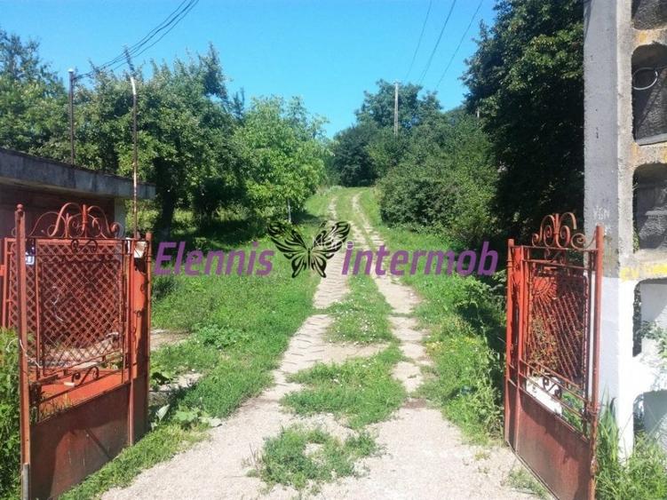 Casă cu 10 camere în Bucov
