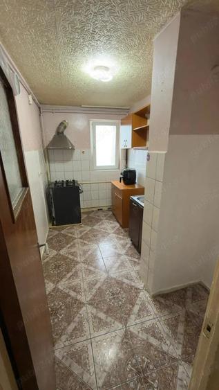 Apartament cu 3 camere semidecomandat în Giulești