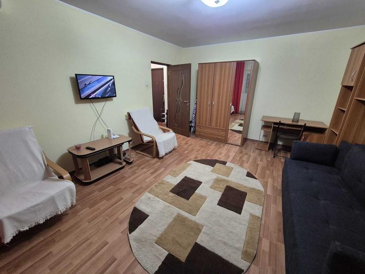 Garsonieră decomandată în Costin Georgian