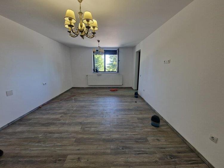 Duplex cu 12 camere cu Teren 1000 Mp în Romanii de Sus