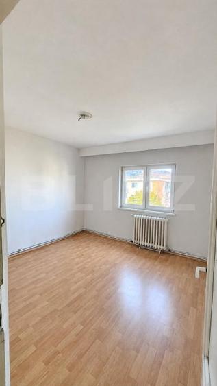 Apartament cu 3 camere decomandat în Liliacului
