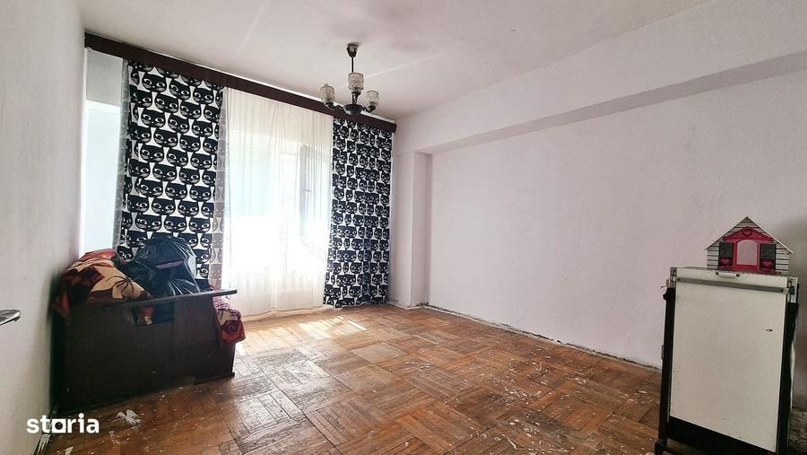Apartament cu 3 camere decomandat în Nicolina