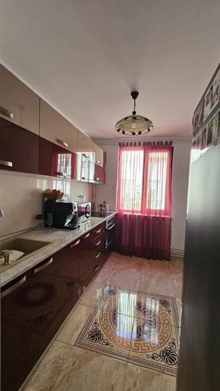 Apartament cu 3 camere semidecomandat în Central