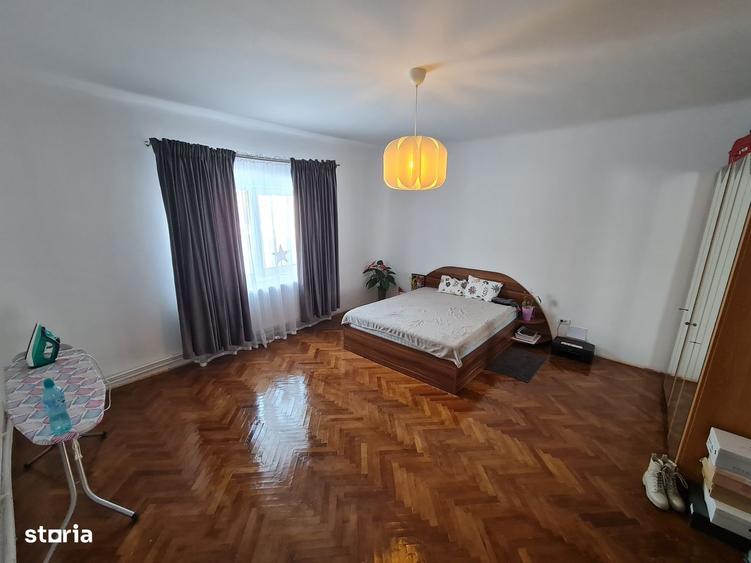 Casă cu 4 camere decomandat în Central