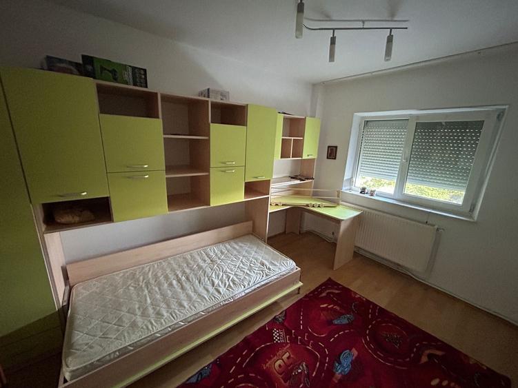 Apartament cu 3 camere decomandat în Exterior Vest