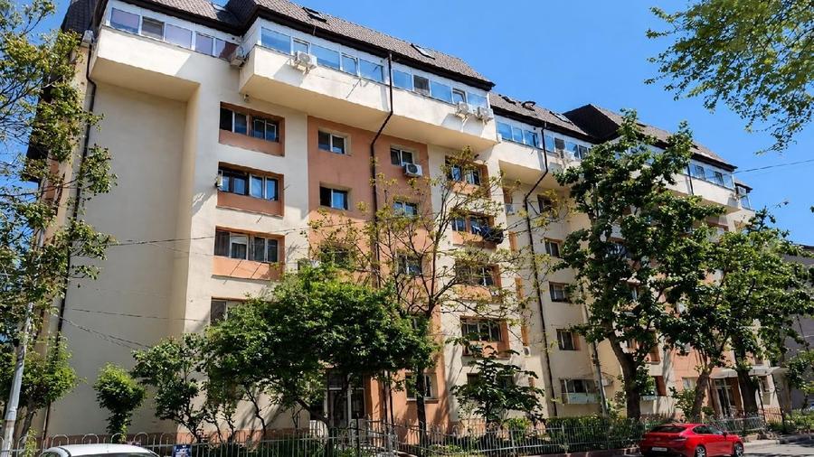 Apartament cu 3 camere semidecomandat în Vitan