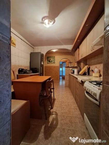 Apartament cu 3 camere decomandat în Metalurgie