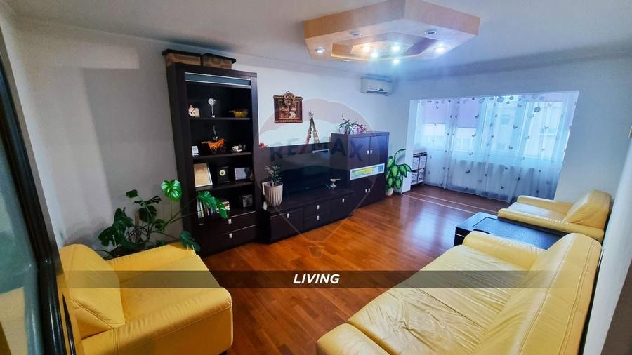 Apartament cu 3 camere plus boxa de vanzare pe strada Moldovei - 1