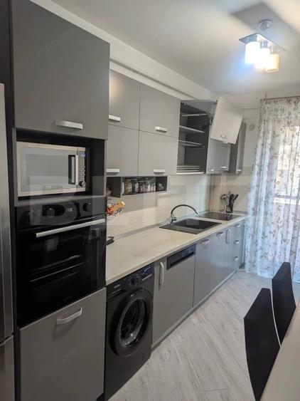 Apartament cu 4 camere semidecomandat în Filiași