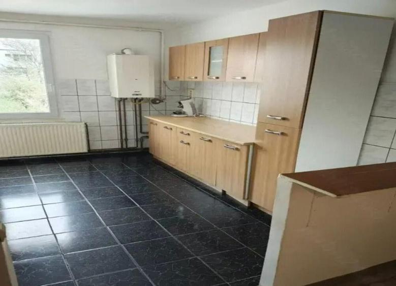 Apartament 4 camere, decomandat - zona Tractorul - 10