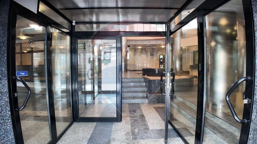 Spatiu comercial de inchiriat 455 mp, str Piata Revolutiei - 11