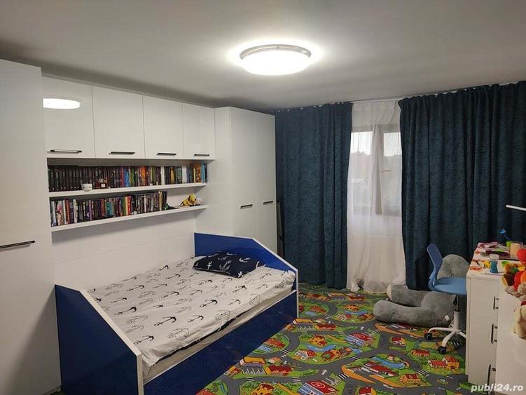 Casa cu etaj ?i doua garaje incluse - 1