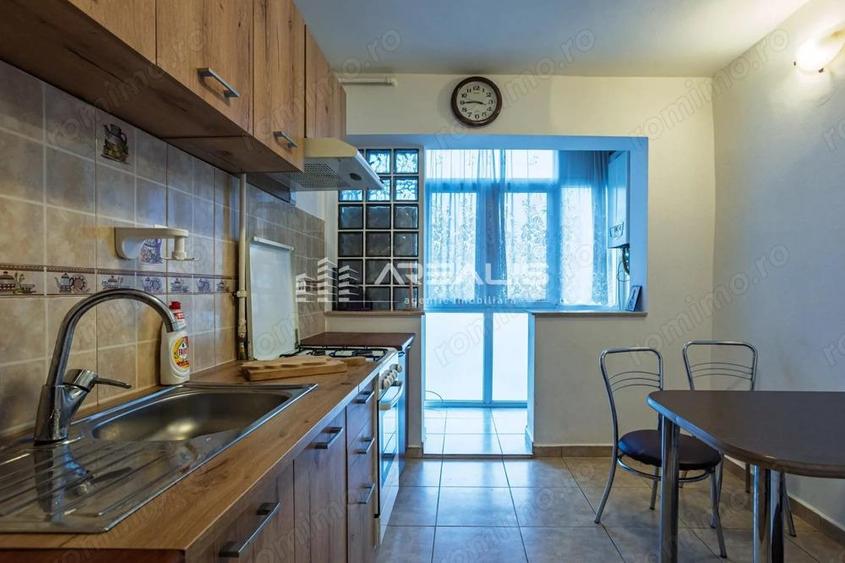 De inchiriat -Apartament 3 camere, decomandat, zona centrala - 2