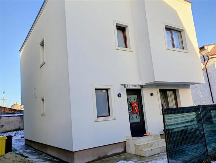 DE VANZARE VILA DANTELEI - DRUMUL TABEREI SECTOR 5 STATIE AUTOBUZ - 13