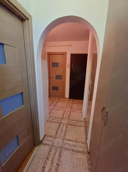 Inchiriez apartament cu 2 camere mobilat in micro 17 etajul 1. - 2