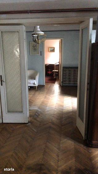 Apartament cu 5 camere în Sud