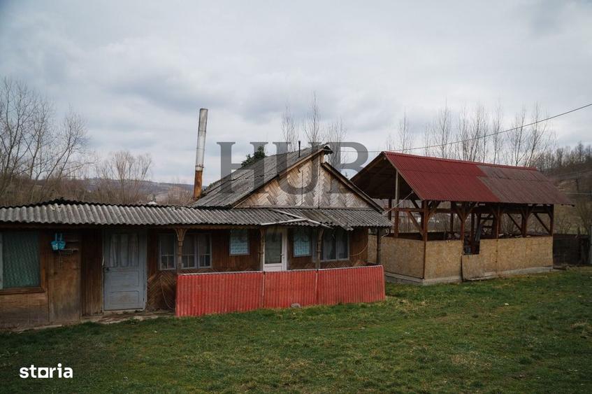Casă cu 10 camere cu Teren 2500 Mp în Strugari