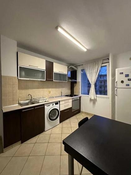 Apartament cu 3 camere semidecomandat, mobilat în Grivița