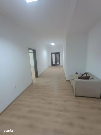 Spațiu comercial, de 2,000 mp, în Universitate