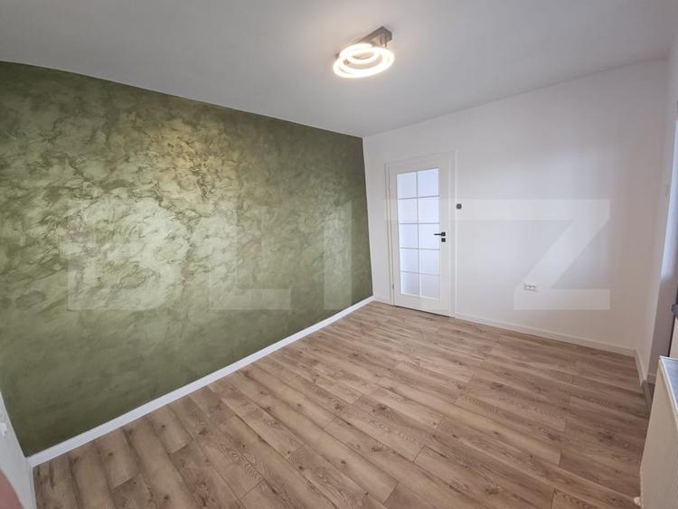 Apartament cu 3 camere semidecomandat în Podu Roș