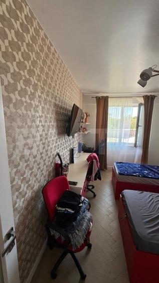 Apartament cu 3 camere semidecomandat, mobilat în Burdujeni