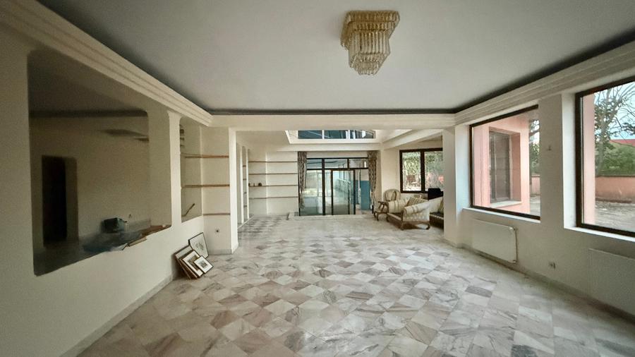 Casă individuală cu 10 camere cu Teren 2500 Mp în Pipera