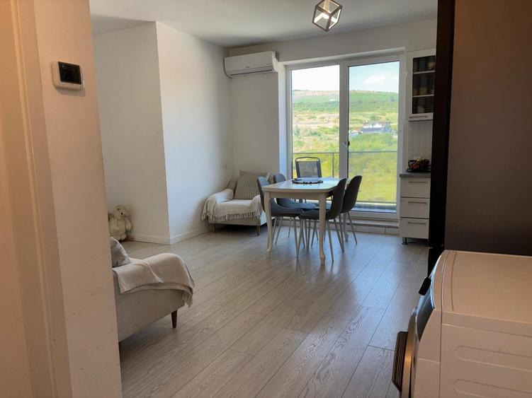 Apartament cu 3 camere semidecomandat, mobilat în Chinteni