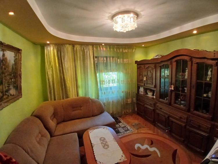 Casă cu 3 camere decomandat în Pod