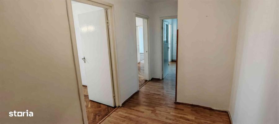 Apartament cu 3 camere decomandat în Calea București