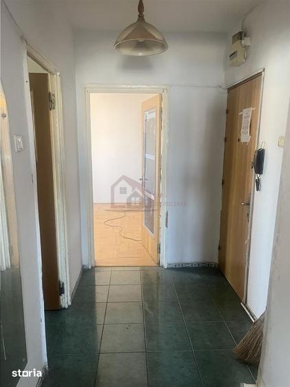 Apartament cu 4 camere decomandat în Tei