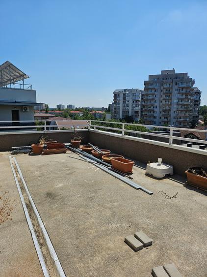 Penthouse cu 7 camere decomandat, mobilat în Titan