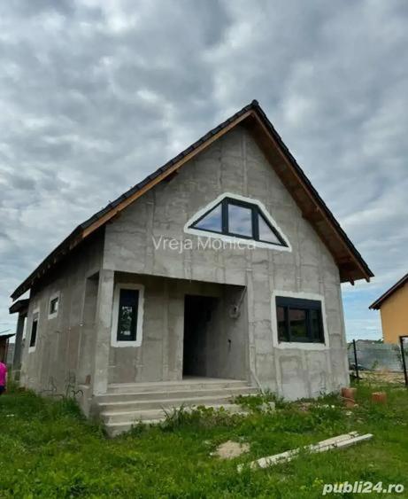 Vand casa moderna la gri - spatiu generos, materiale premium - 1