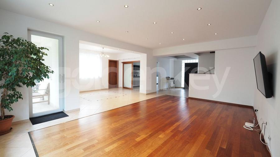 Vila cocheta in cartier rezidential cu piscina comuna, garaj - 4