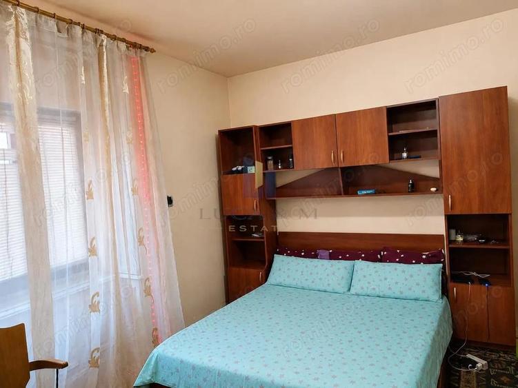 Casa solida plus gradina matura intr-o zona linistita in centrul Varias - 1