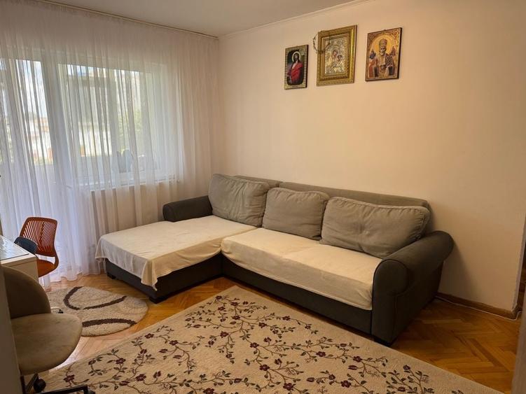 Apartament cu 3 camere semidecomandat în Micro 6