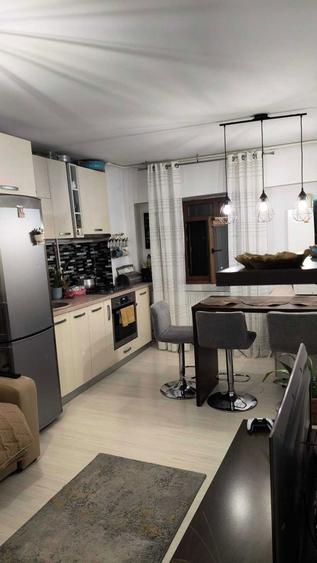 Apartament 2 camere , 60 mp se vinde impreuna cu garaj, in str. Dunarii vis-a-vis de Scoala 7 - 1