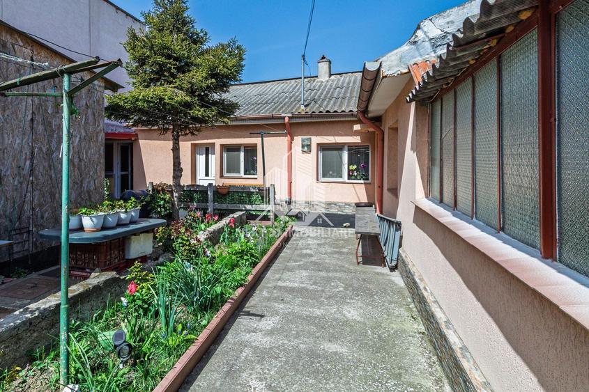 Casă cu deschidere stradală + spațiu comercial închiriat - 2