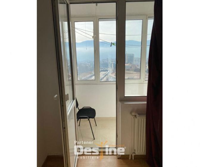 Apartament cu 4 camere semidecomandat, mobilat în Central